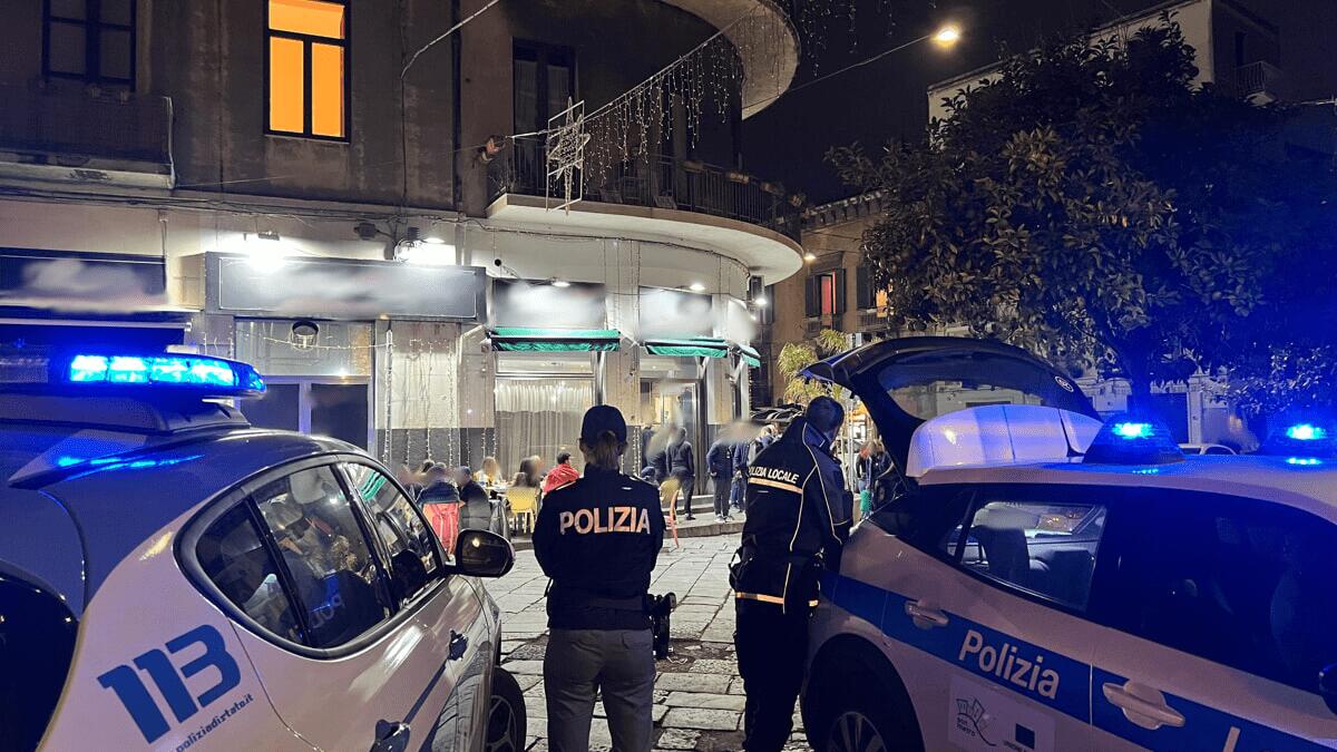 Sospensione per noto ristorante piazza Federico di Svevia: lavoratori in nero e alimenti non tracciati - 
