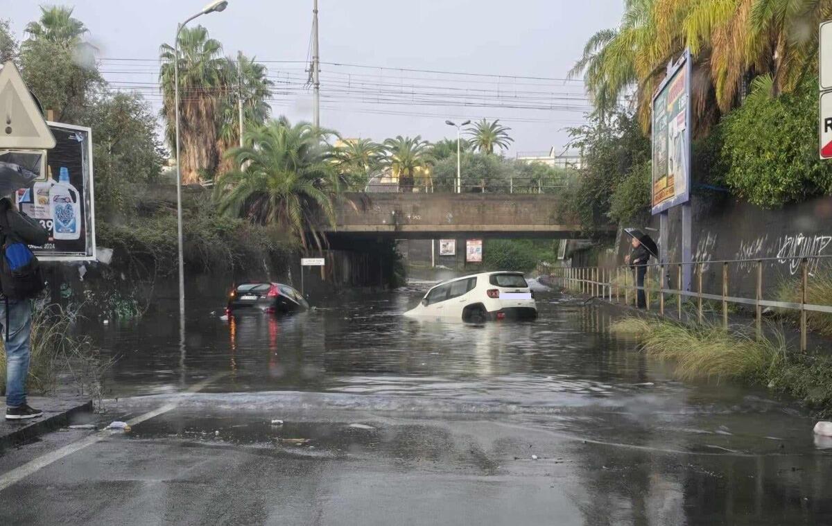Sicilia sommersa dal maltempo | A Giarre e Riposto strade trasformate in fiumi e soccorsi senza sosta - 
