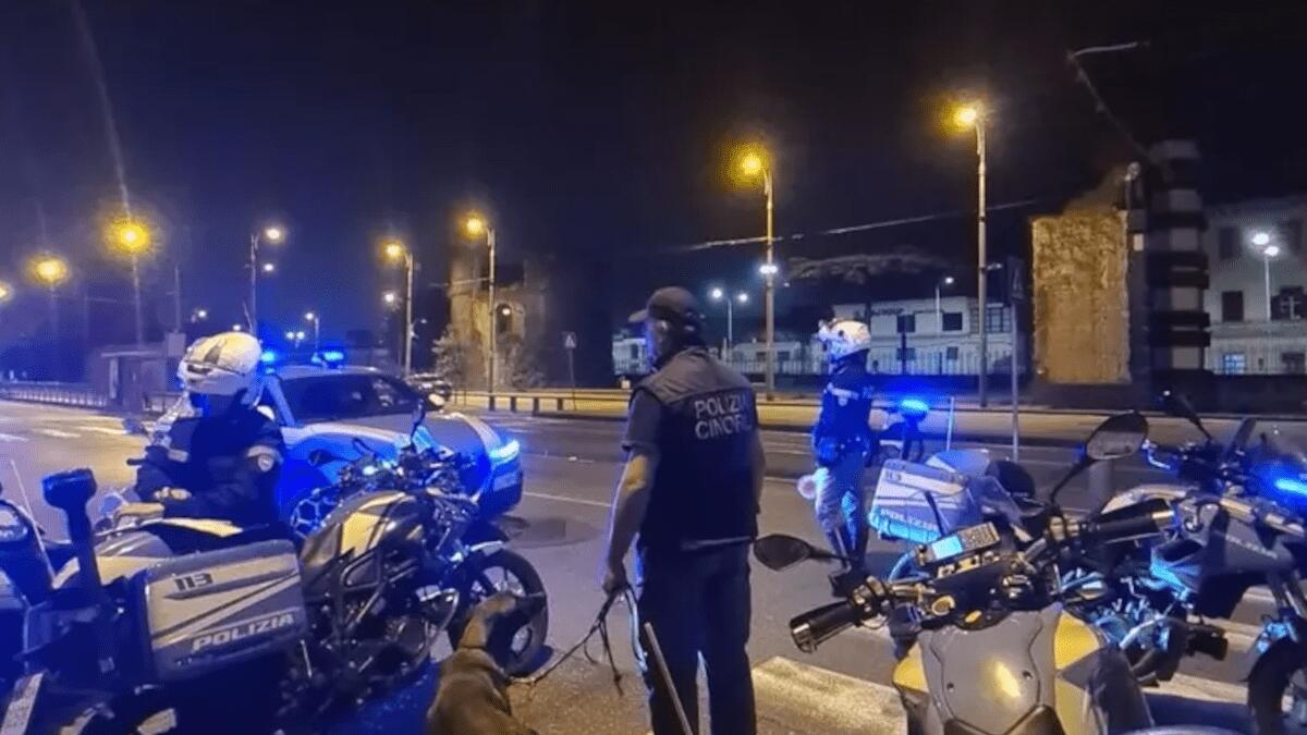 19enne si lancia da un’auto in corsa: il gesto disperato per salvarsi la vita a Napoli - 
