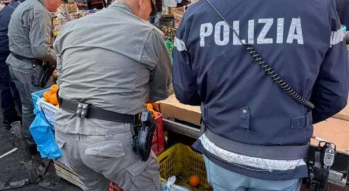 Frutta abbandonata e fuga rocambolesca | Arresto e sequestro a tappeto alla "Fera do Luni" di Catania - 