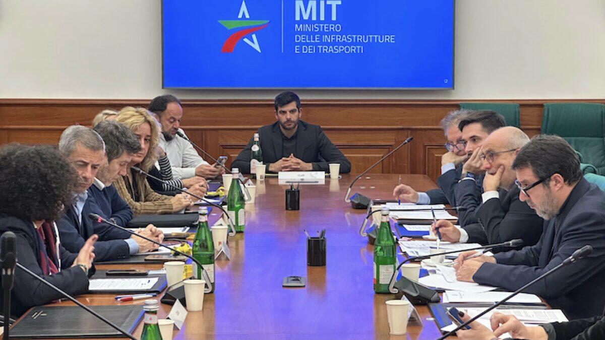 Salvini firma un'ordinanza per limitare lo sciopero | È davvero giusto sacrificare il diritto di protesta? -