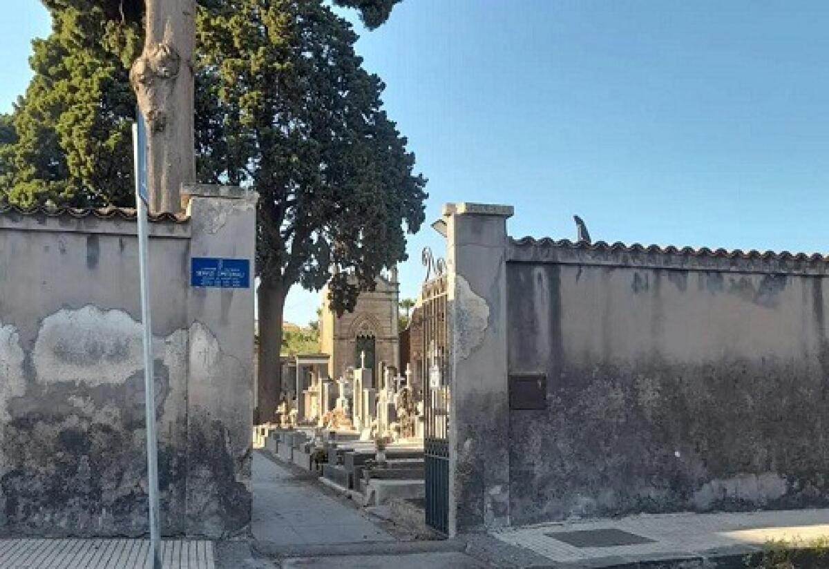 Un piccolo cimitero in festa | Scopri come una comunità ha riunito i propri cari nel modo più sorprendente! - 