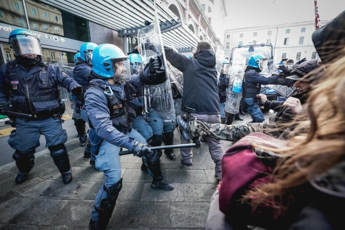 Scontri a Torino: cosa ha scatenato la furia contro Salvini e Meloni? | Scopri perché questa protesta ha diviso l'Italia! - 