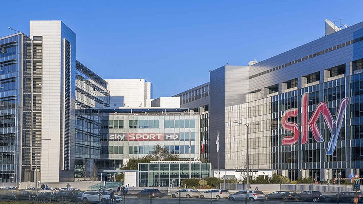 Vigilantes non lo fanno entrare nella sede Sky di Milano e muore: chi è la vittima, chiesto processo - 