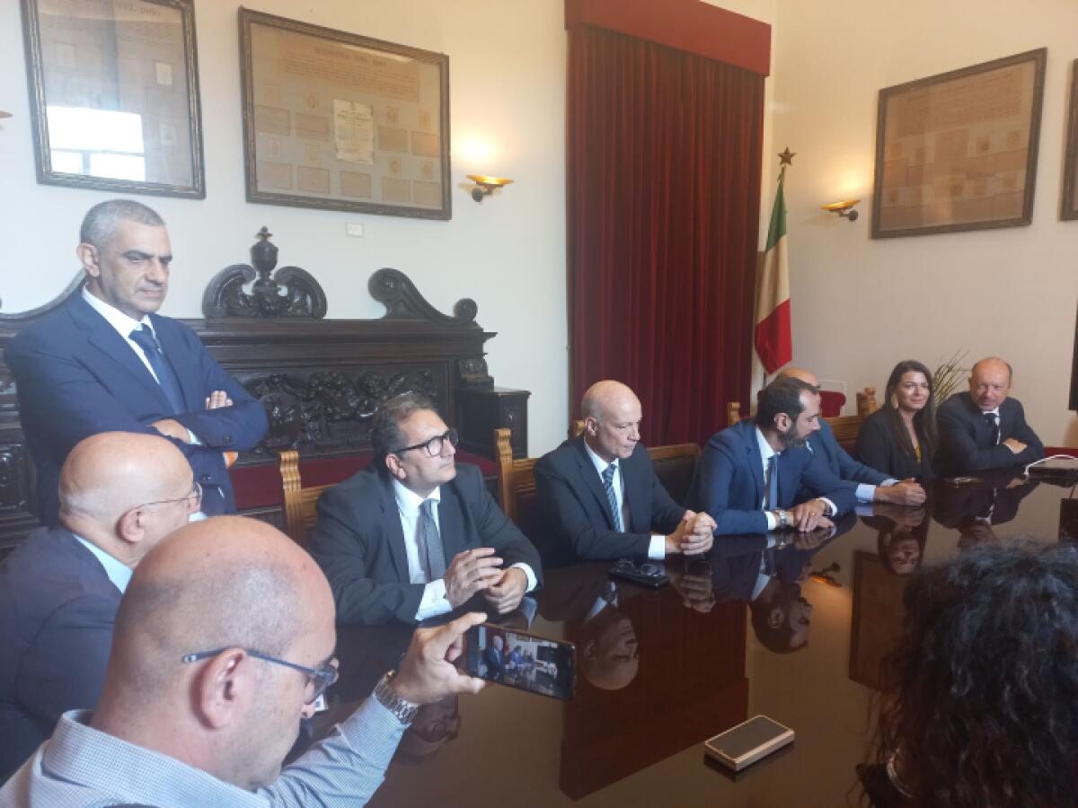 Rivoluzione in Comune | Scopri le sorprendenti nuove deleghe del sindaco Basile e il futuro di Messina! - 
