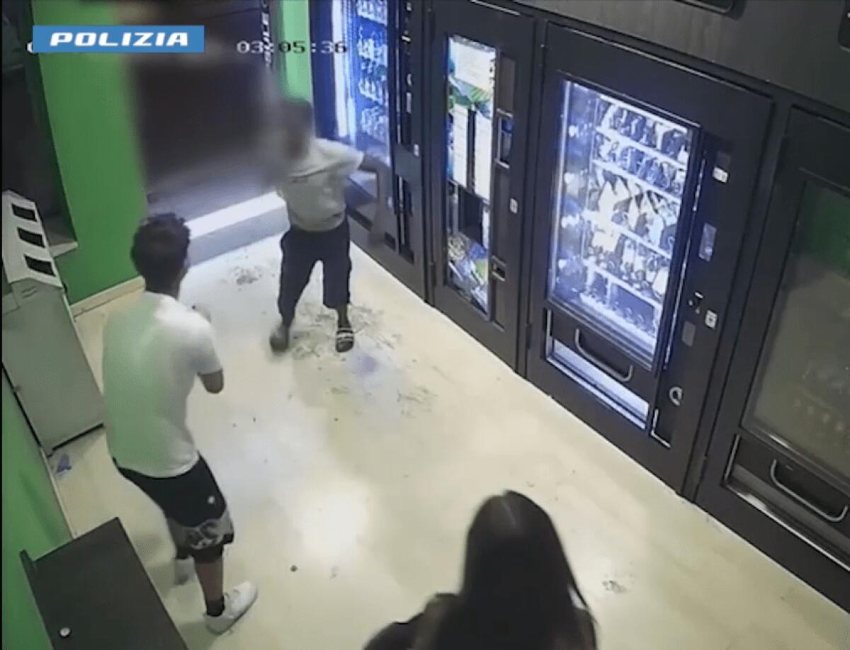 Pregiudicato gambiano arrestato dopo una serie di scippi | Chi sono davvero le vittime vulnerabili? - 