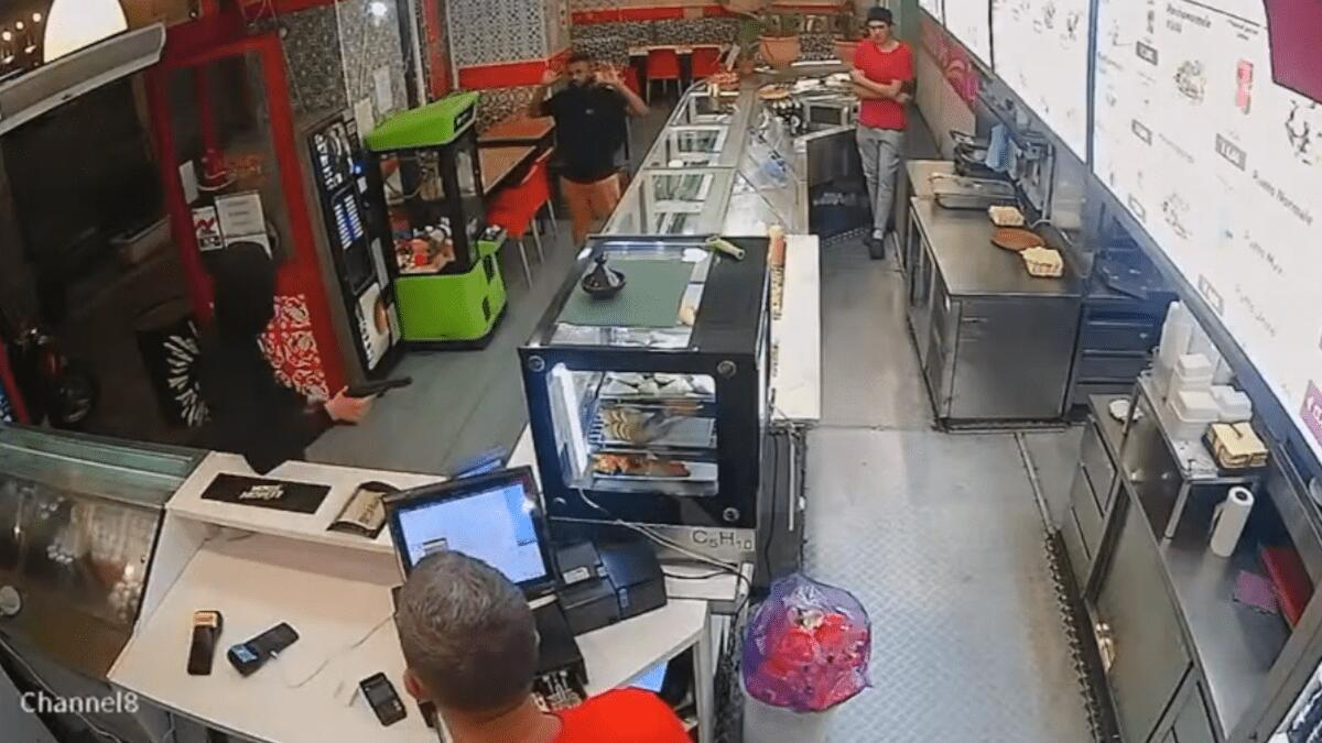 Rapina in diretta nel cuore di Catania: assalto al “kebabbaro” alla Stazione Centrale [VIDEO] - 
