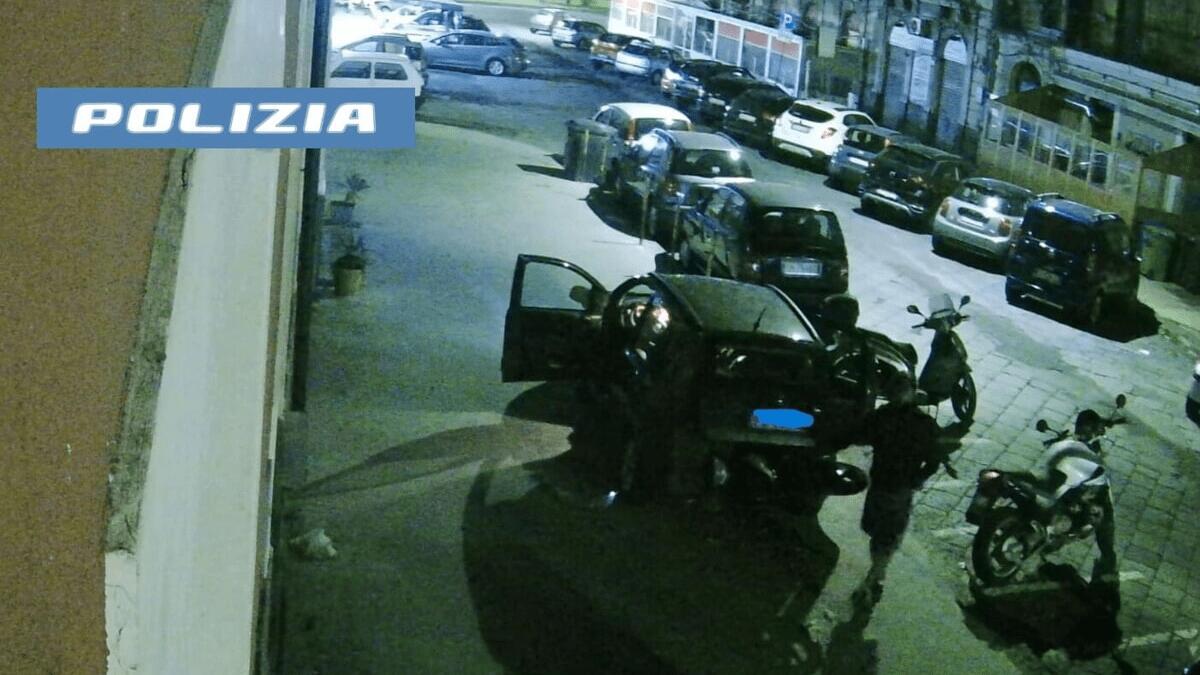 Ruba motorino caricandolo in auto davanti le telecamere: sanzionato anche per il CdS - 