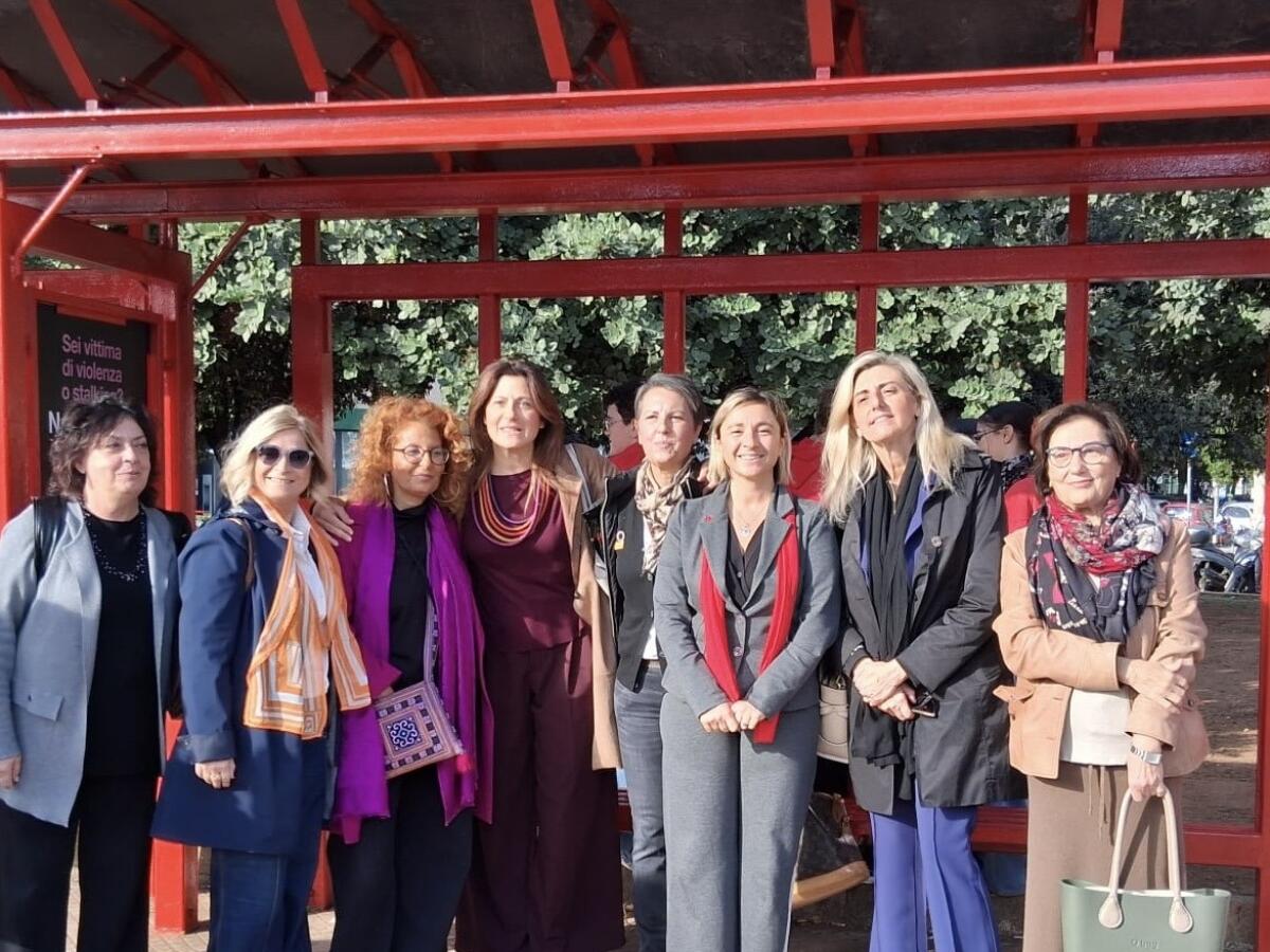 Palermo lancia la prima pensilina rossa contro la violenza sulle donne | Scopri perché è un gesto rivoluzionario! - 
