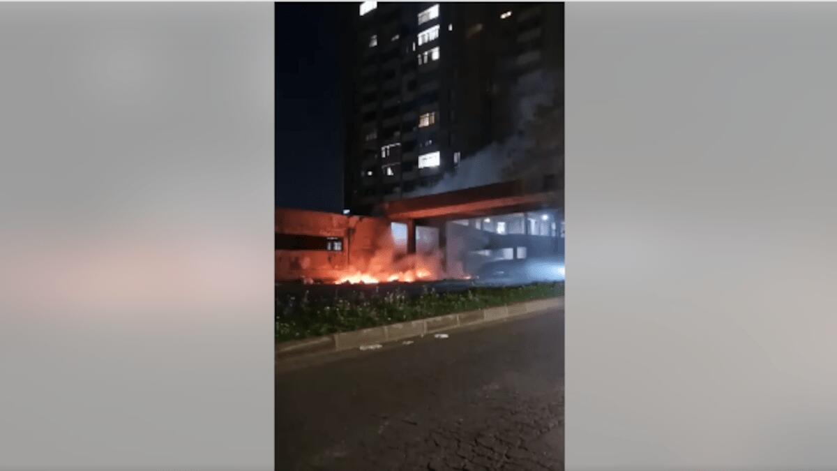 Cittadini risolvono emergenza rifiuti a Librino: incendio al palazzo di cemento [VIDEO] - 