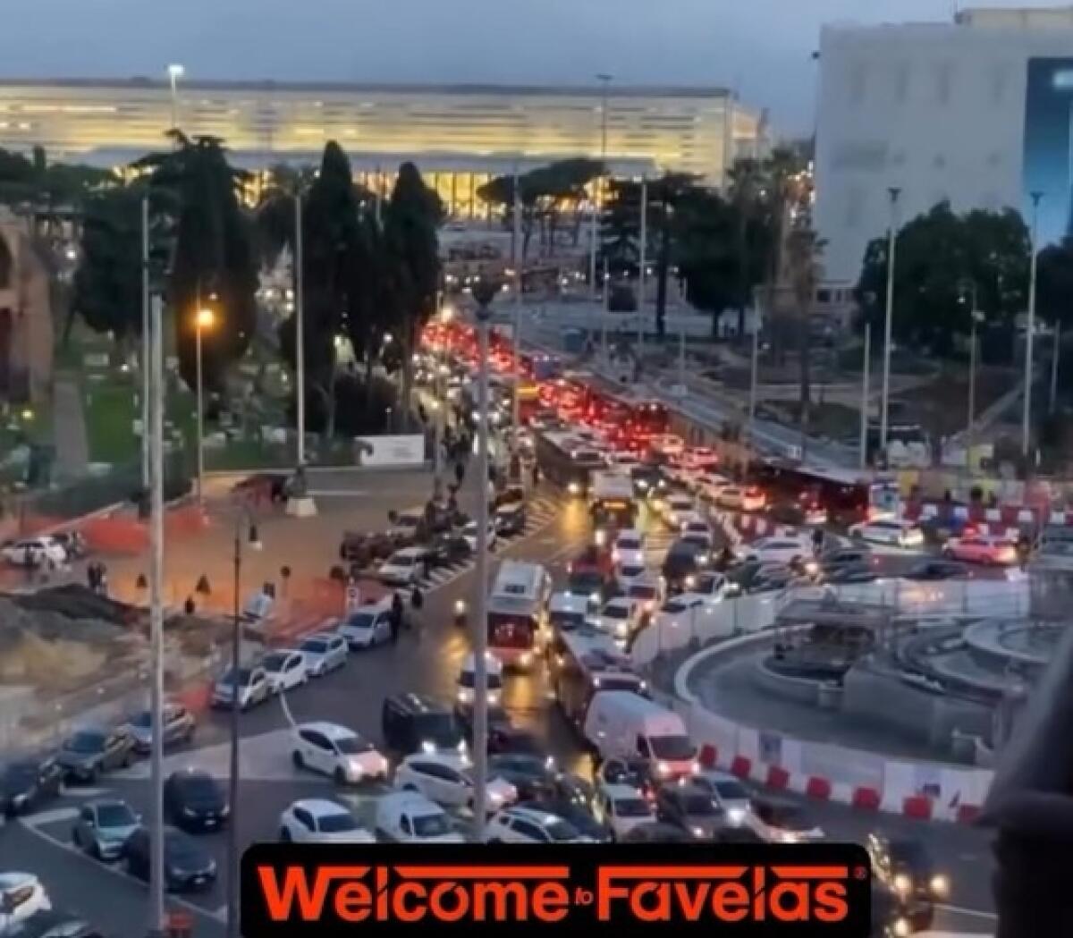 Caos a Roma: una Smart provoca ingorgo epico | Gli automobilisti lamentano la colpa delle strade? - 