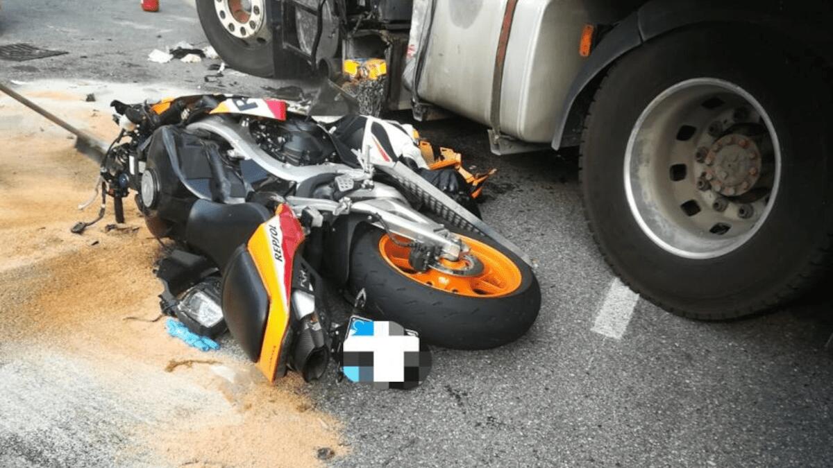 Impenna e sbeffeggia Polizia prima dell’inseguimento: sbatte contro camion parcheggiato - 