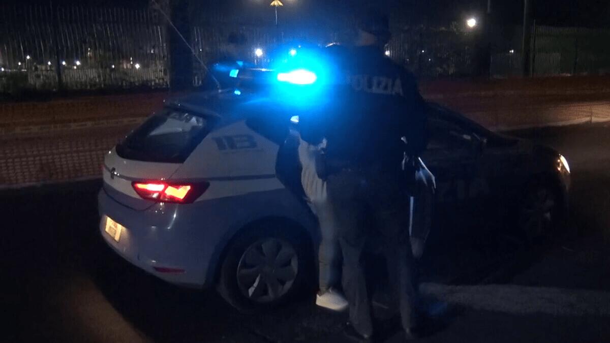 Pregiudicato litiga e tenta di accoltellare coinquilini e agenti: domiciliari e braccialetto elettronico - 