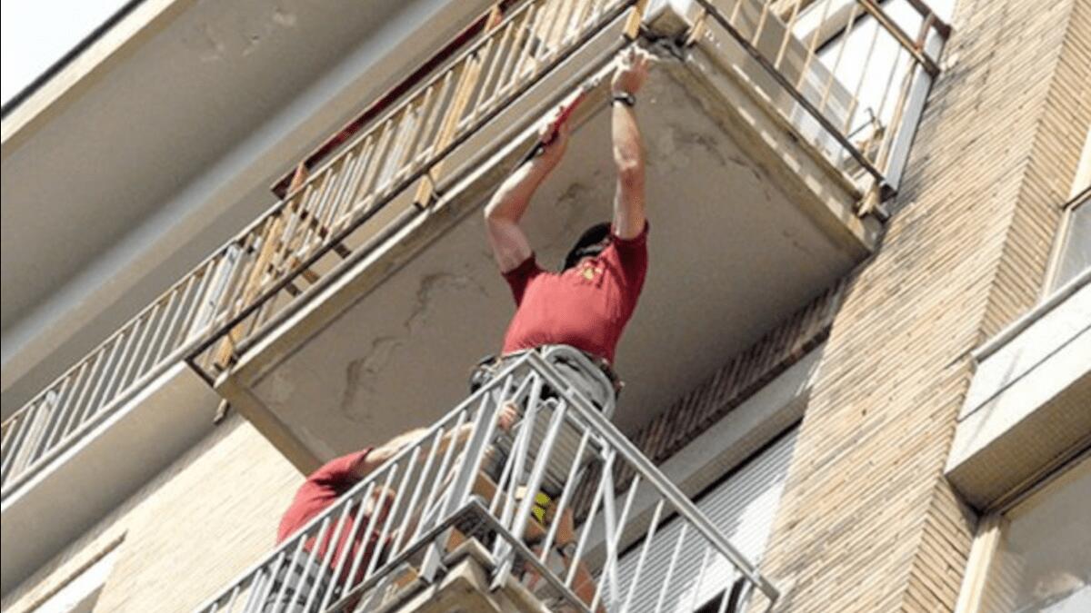 Caduta di calcinacci dal balcone: preoccupazione e paura, intervento dei Vigili del Fuoco - 