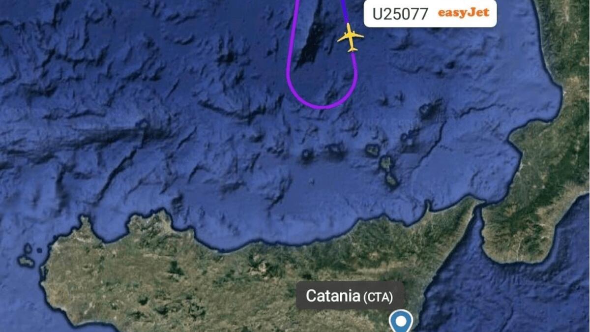 EasyJet dirotta volo con arrivo all’aeroporto di Catania su Napoli: Etna o maltempo? - 