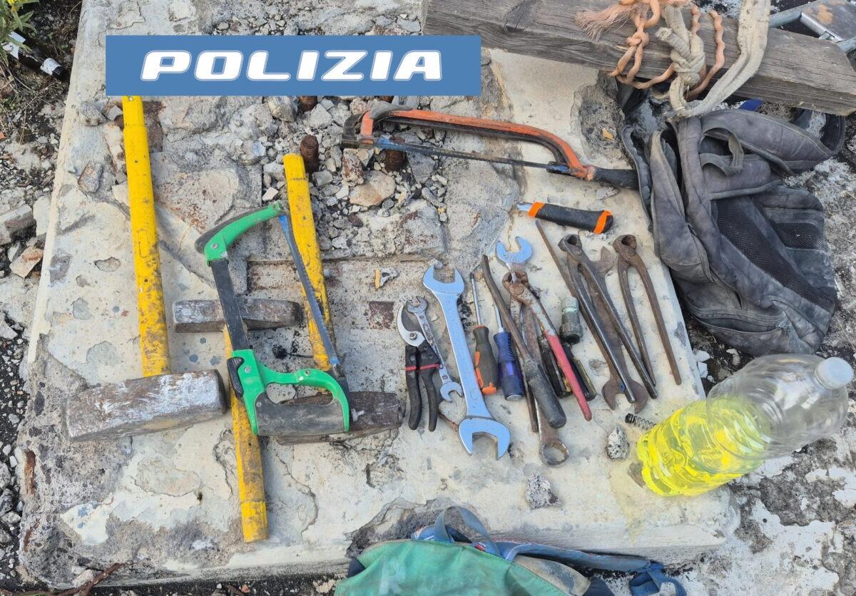 Furto clamoroso in un ex cementificio | Due ladri scoperti con attrezzi da professionisti! - 