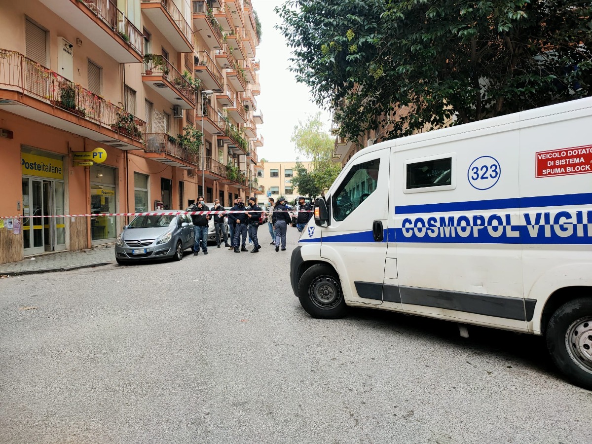 Vede portavalori davanti la Posta e lo rapina: così impegnato da non accorgersi dei Carabinieri 