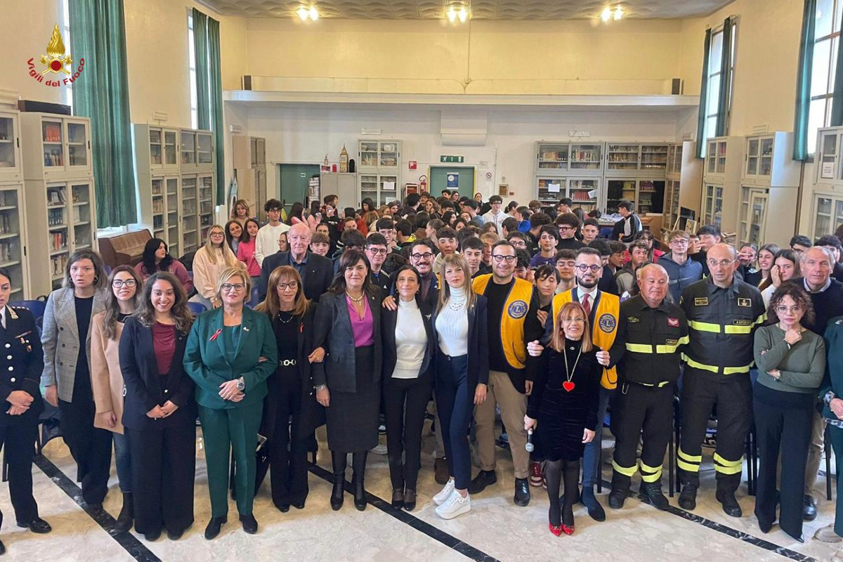 Vigili del Fuoco uniti contro la violenza sulle donne | Prevenzione e solidarietà! - 