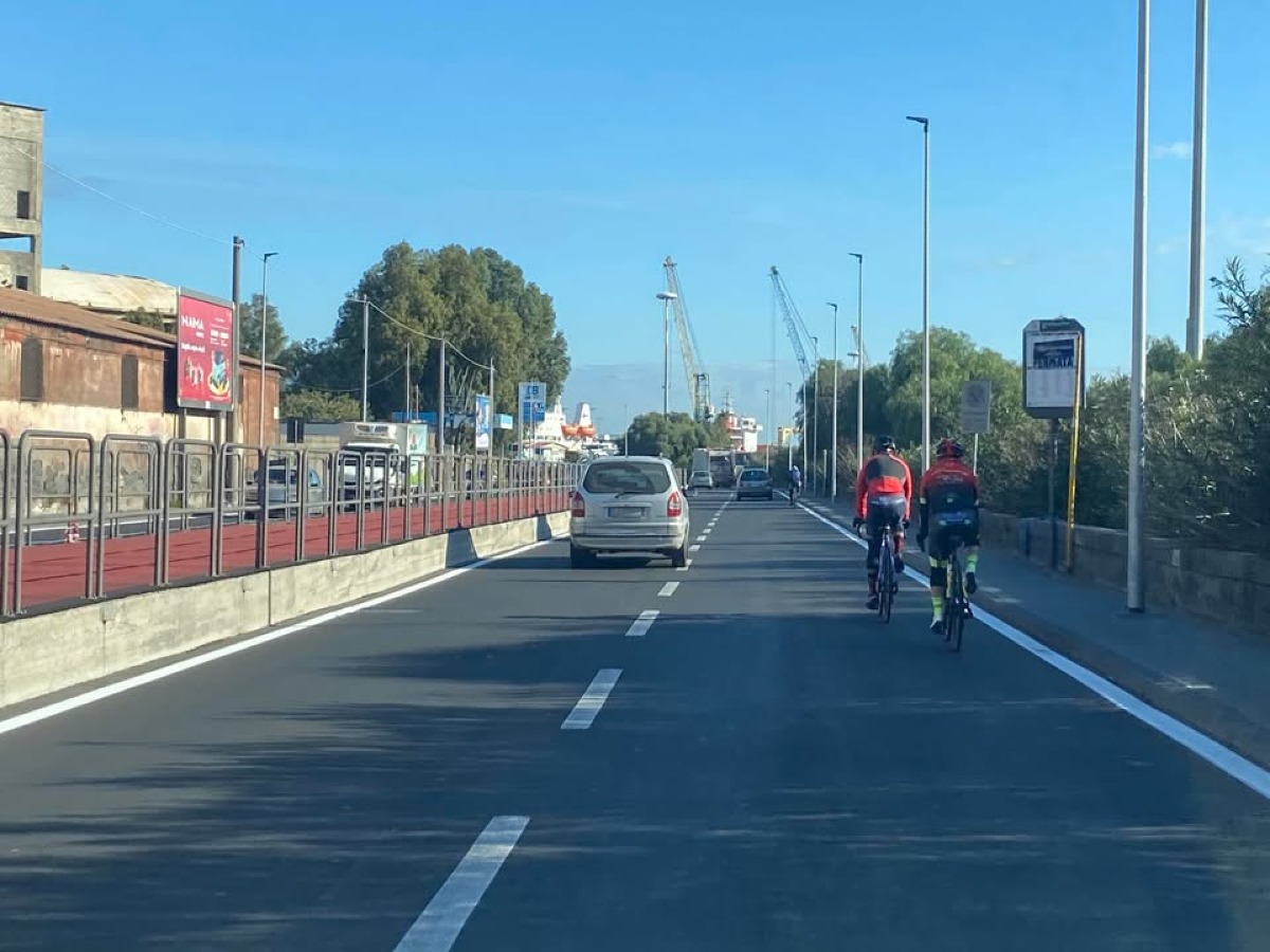 Ciclisti non utilizzano la pista ciclabile: “fine a questa vergogna”