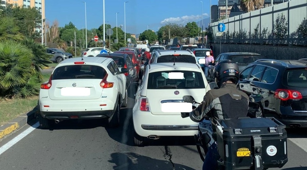 Caos e parcheggi selvaggi a via Santa Sofia | La proposta che divide i cittadini