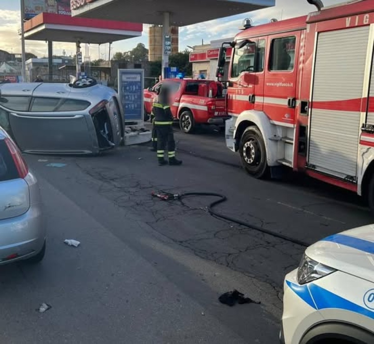 Incidente stradale alla rotatoria: auto ribaltata, intervento Vigili del Fuoco 