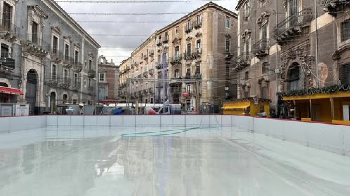 Inaugurazione pista di pattinaggio su ghiaccio di piazza Manganelli