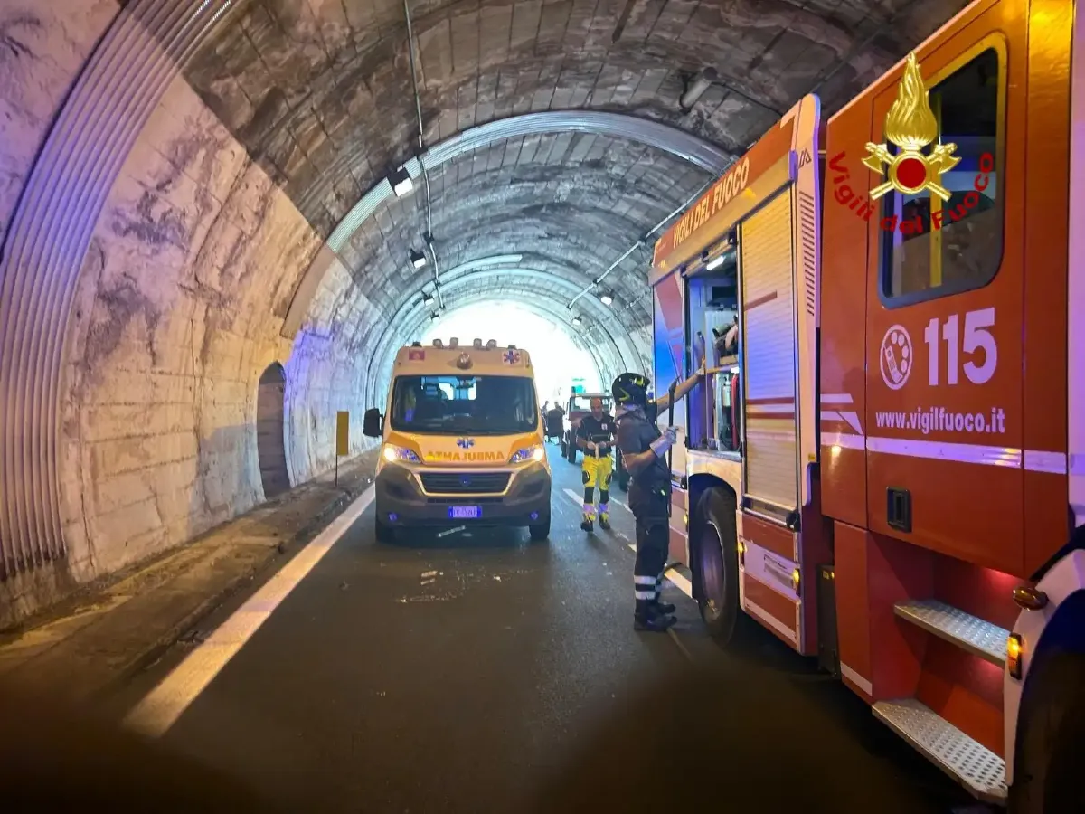 Incidente stradale in autostrada: motociclista al pronto soccorso