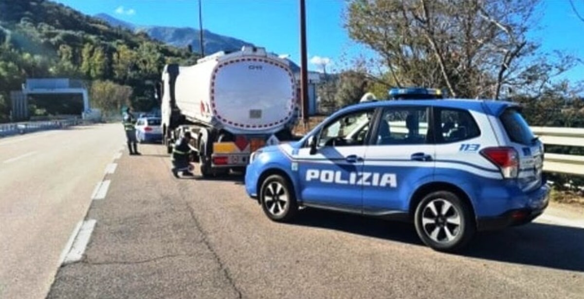 Tragedia sfiorata in autostrada: trasporta metano sbandando tra le corsie 