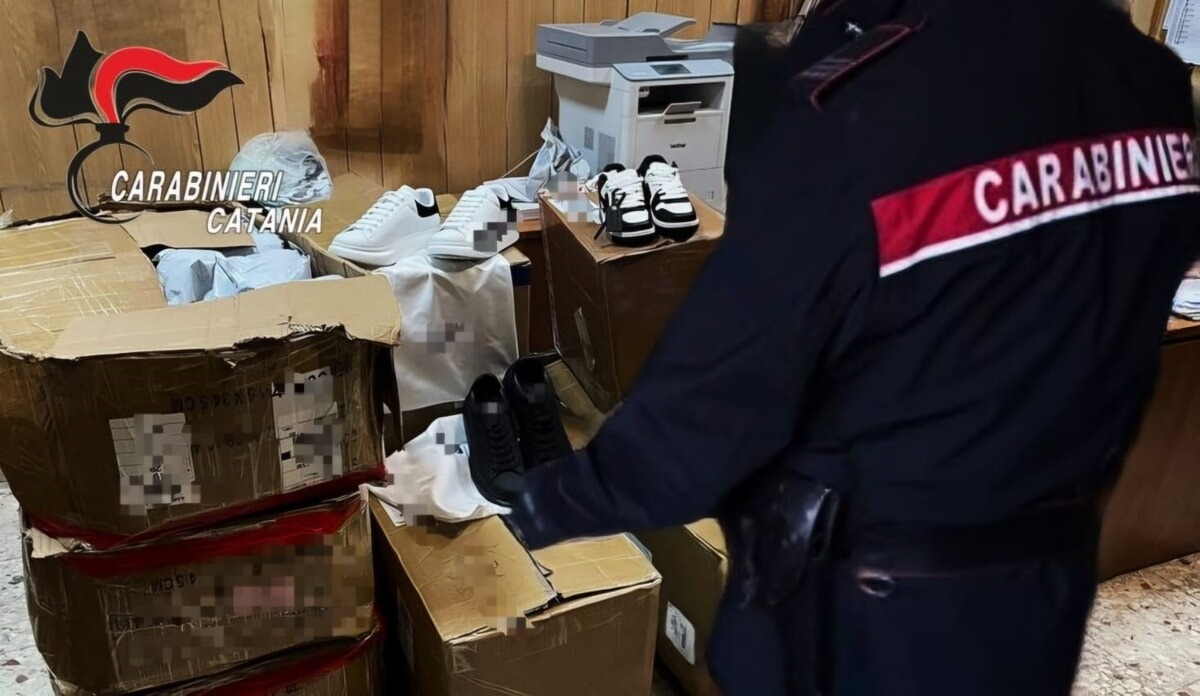 Carabinieri scoprono vendita scarpe contraffatte alla Fiera di Catania 