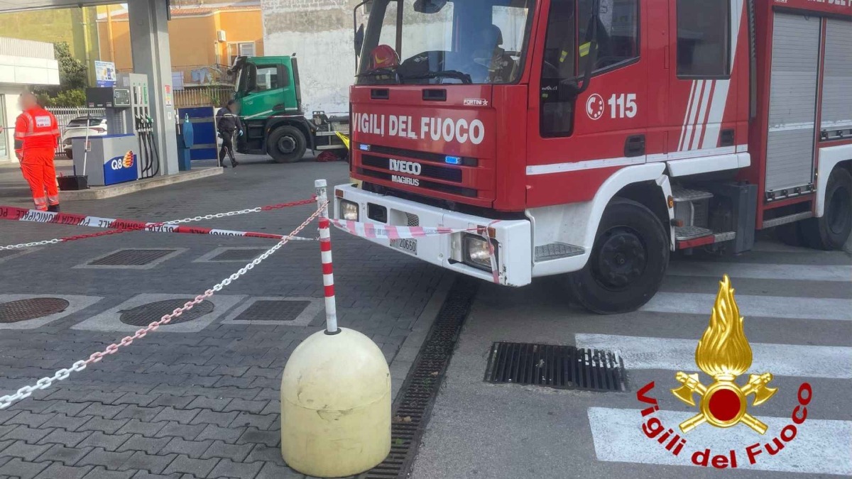 Incidente mortale mentre attende vicino distributore di benzina