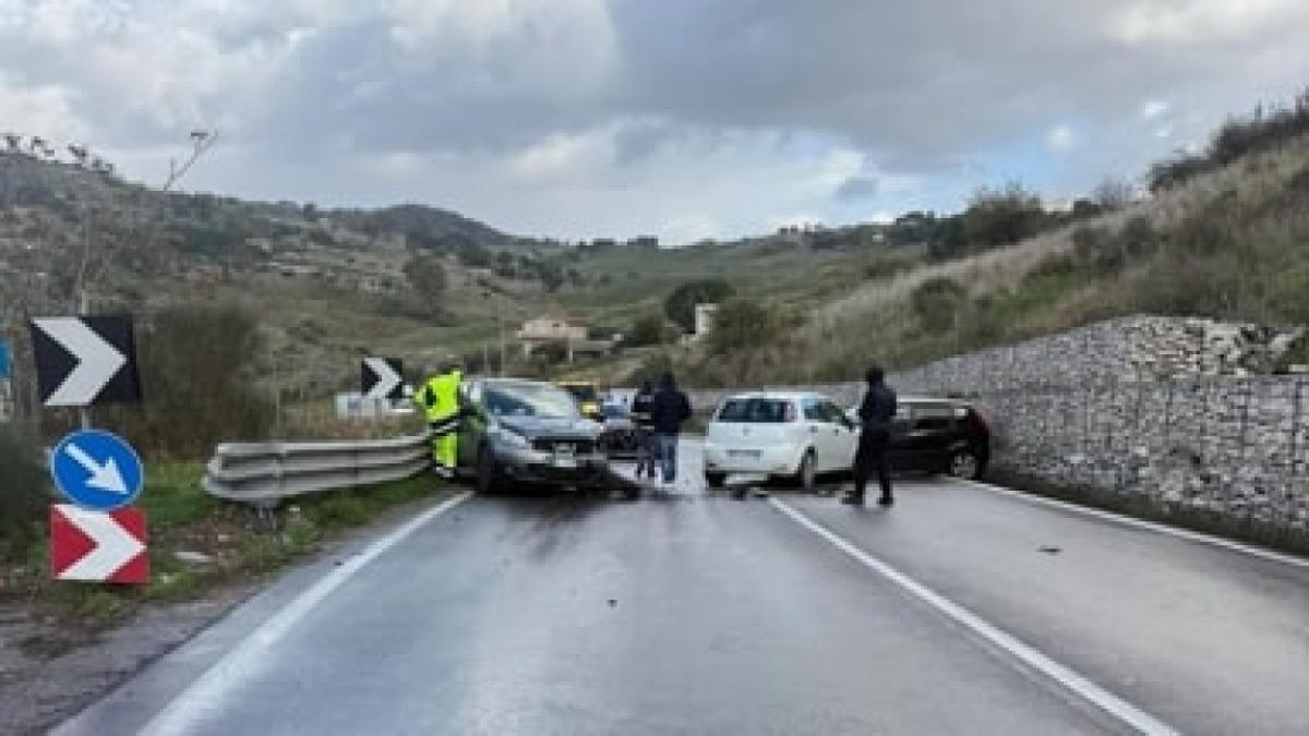 Disastroso incidente stradale: quattro veicoli e otto feriti