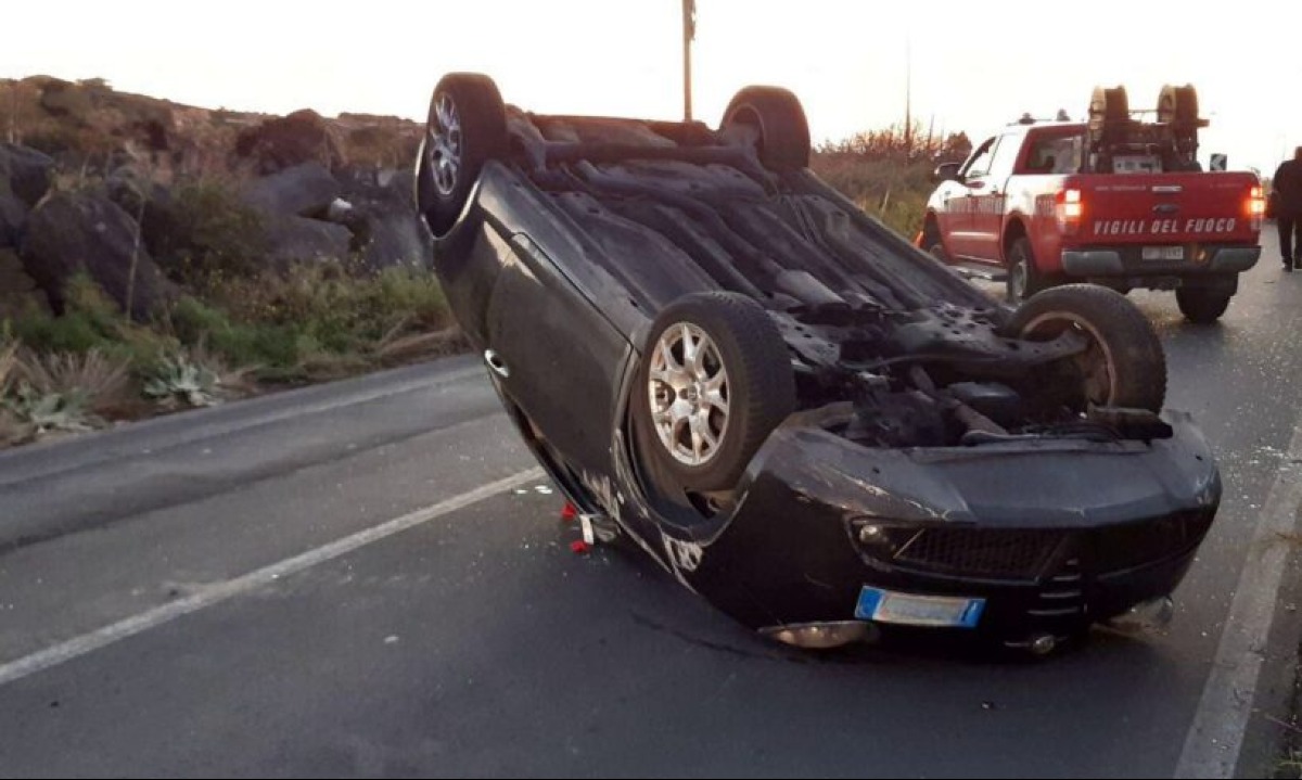 Incidente stradale nel Catanese: intervento Vigili del Fuoco e 118