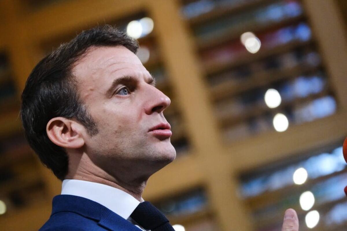 Francia in pericolo | Macron avverte: "Le Pen tradirebbe i suoi elettori!"