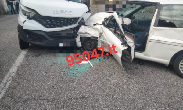 Grave incidente stradale nel Catanese: intrappolata in auto, estratta donna ferita 