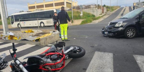 Ennesimo incidente mortale: morto 17enne in moto