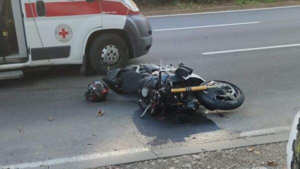 Incidente stradale: motociclista prende in pieno pedone