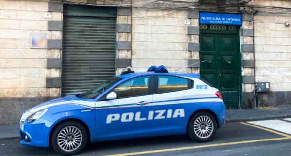 Bambino si allontana da scuola a Catania | La polizia scopre la verità sulla sua famiglia