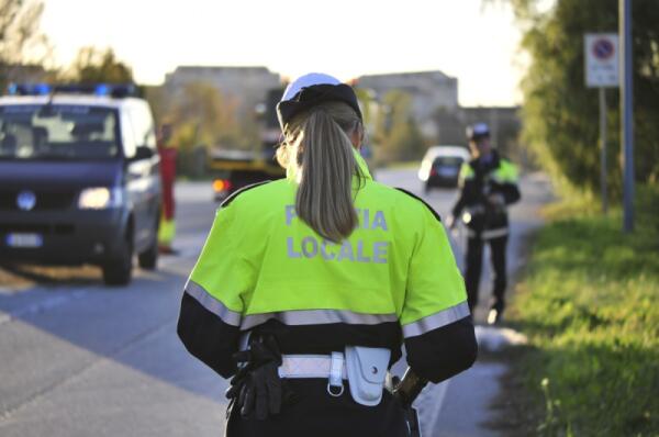 Incidente Stradale nel Catanese: auto ribaltata nello scontro