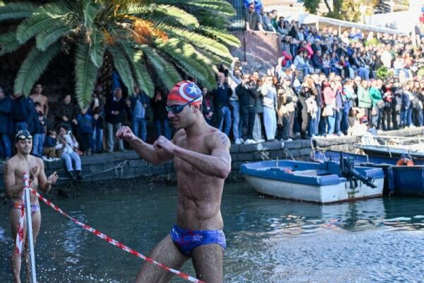 San Silvestro a mare: tradizionale tuffo di fine anno a Catania [VIDEO]