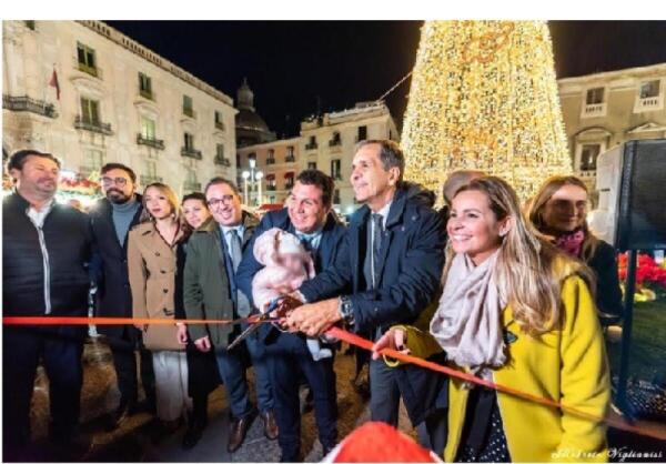 Il Comune di Catania accende il Natale con un albero di 15 metri | Scopri perché la magia delle festività sta conquistando tutti!