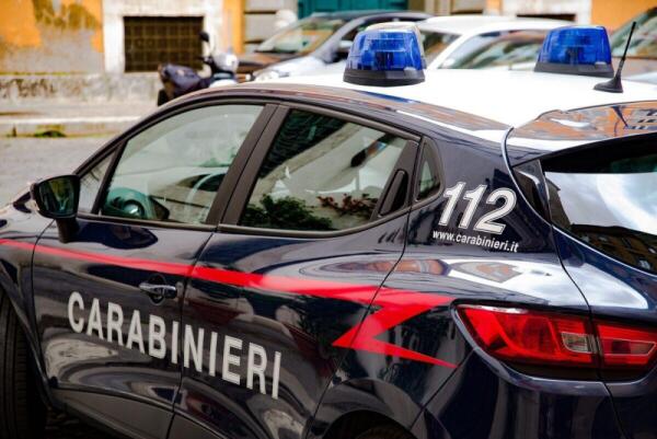 Carabinieri sorprendono pusher astuto: scoperta la verità dietro ai 13 involucri di droga!