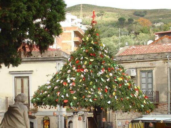 Comune di Messina: L'Antica Tradizione di 'U Pagghiaru' svela un Rito Sorprendente che Ti Lascera' a Bocca Aperta!