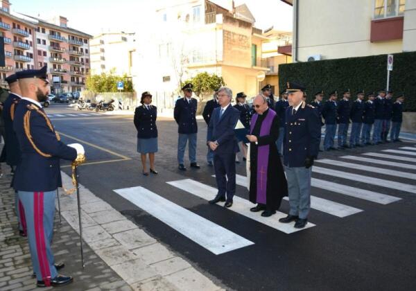 Polizia rende omaggio ai caduti | Scopri il gesto inaspettato del nuovo Questore che commuove tutti!