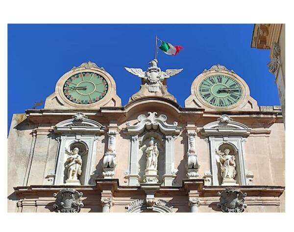 Comune di Trapani illumina il Palazzo Senatorio di verde | Scopri il significato nascosto dietro questa sorprendente iniziativa!