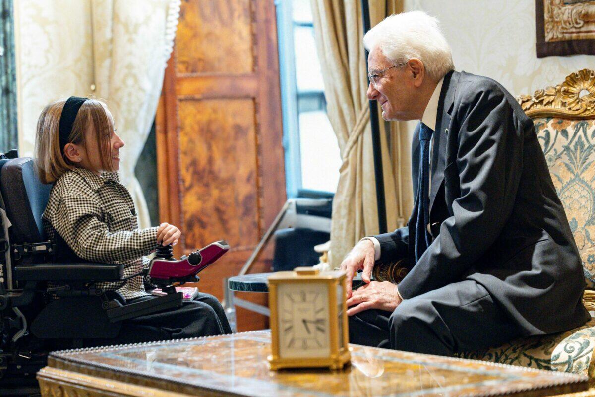 Mattarella recita nel corto di Telethon | Scopri l'incontro emozionante con la piccola Mavi! - 