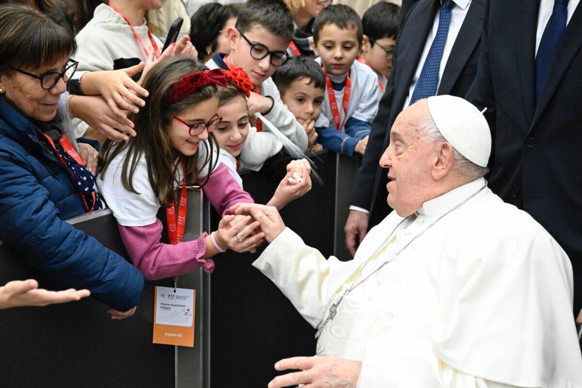 Papa Francesco sorprende 3.000 volontari AIL con un messaggio inaspettato | Scopri perché la speranza è più forte del dolore! - 