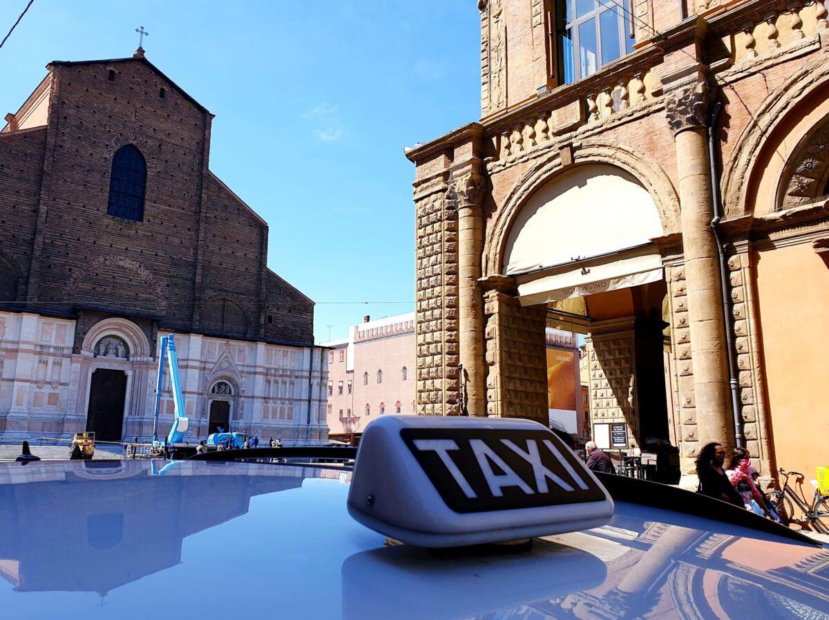 Tariffe taxi a Bologna aumentano del 16% | È giusto per adeguarsi ai costi o una presa in giro? -