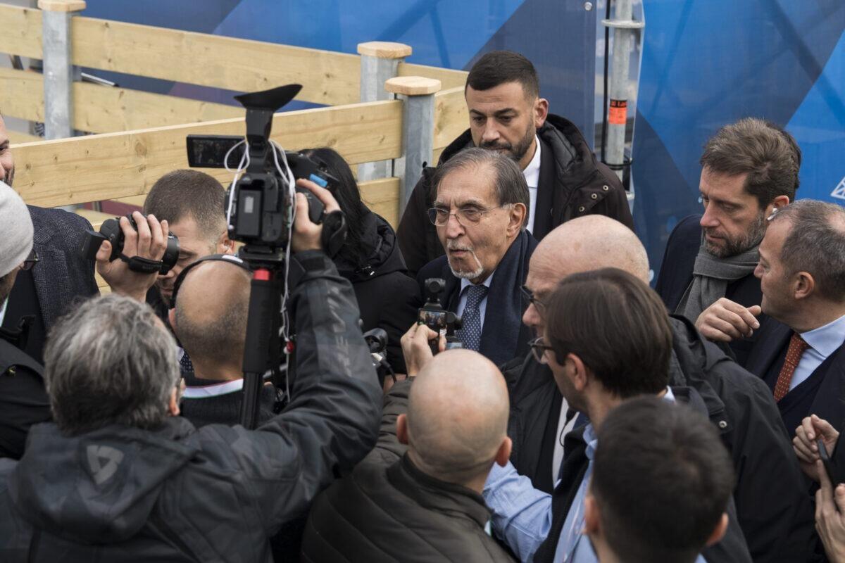 Ignazio La Russa canta “Azzurro” e si fa la foto con Babbo Natale | Il presidente del Senato sta davvero cambiando il volto della politica italiana? -