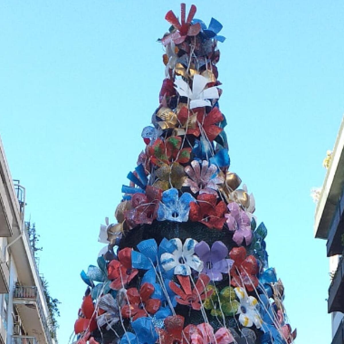 Un albero di Natale di bottiglie riciclate a Palermo | perché è molto più di un semplice addobbo festivo!