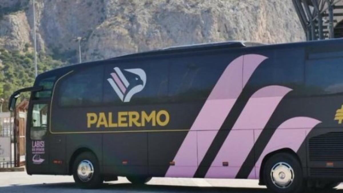 Agguato choc al bus del Palermo | La tifoseria sta superando ogni limite? - 